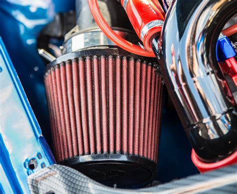 what does an air filter in a car do